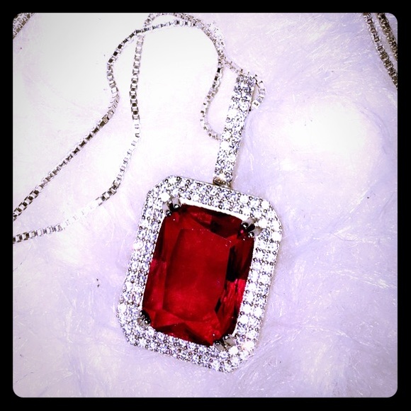 Sterling silver pendant with saworski crystals
